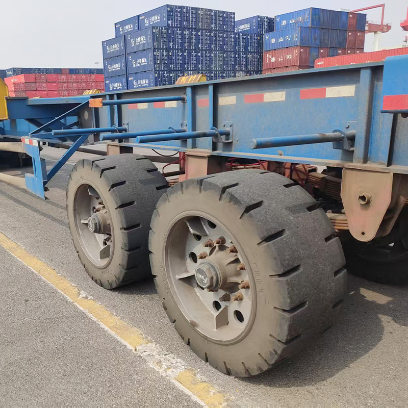 How does the pressure applied during the bonding of trailer-bonded solid tires affect the quality?