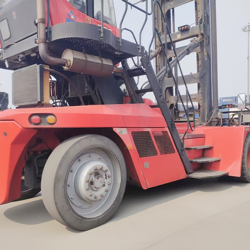 How to prevent the bonding layer of bonded solid tires from failing under heavy load conditions of stacker cranes?